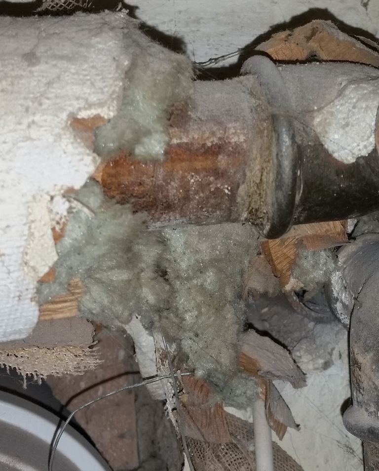 alte Mineralwolle Rohrisolierung